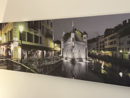 Crkvica Palačnog otoka u Annecyju noću s osvijetljenim zgradama reflektiranim u kanalu