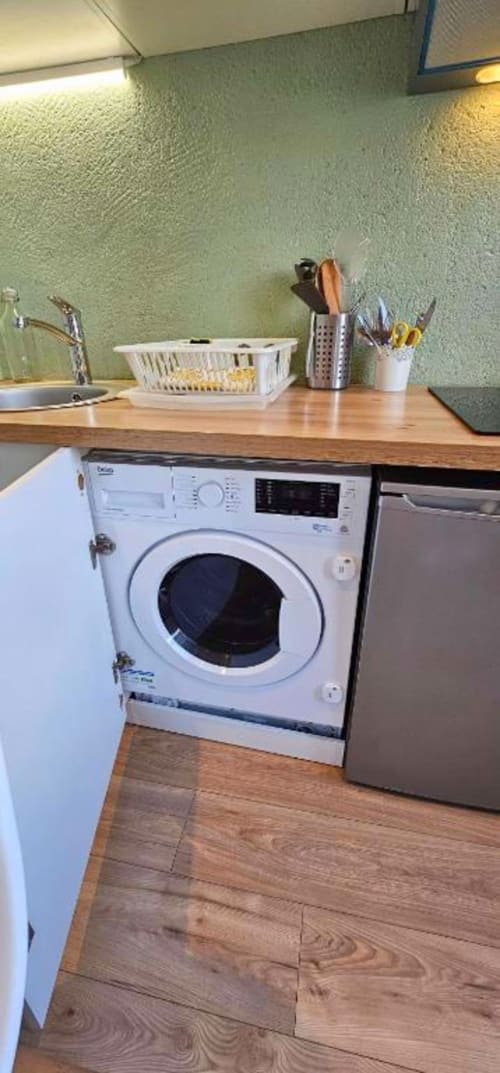 Lave-linge encastré dans la cuisine de l'appartement La Jungle aux Gîtes Saint Valéry en Caux, Normandie