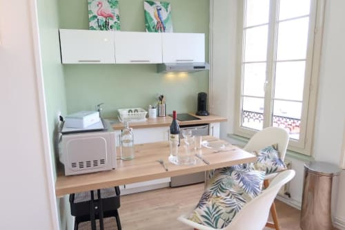 Kitchenette moderne et salle à manger dans l'appartement La Jungle aux Gîtes Saint Valery En Caux avec vue sur mer