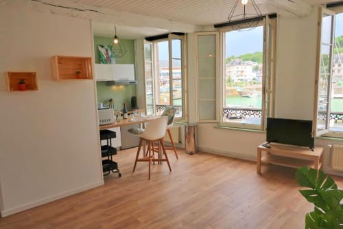 Appartement moderne à Saint-Valery-en-Caux avec vue mer, kitchenette, salle à manger, TV et parquet