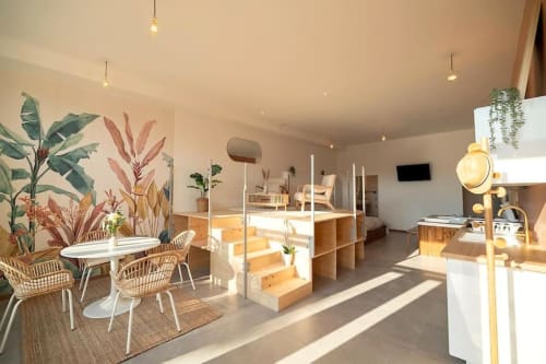 Appartement loft moderne aux Gîtes Saint Valery En Caux avec séjour ouvert, cuisine, salle à manger, décor tropical et mobilier en rotin