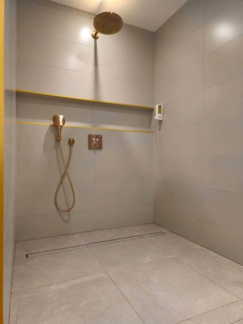 Douche à l'italienne moderne avec robinetterie en laiton et étagère accent doré aux Gîtes de Saint-Valery-en-Caux