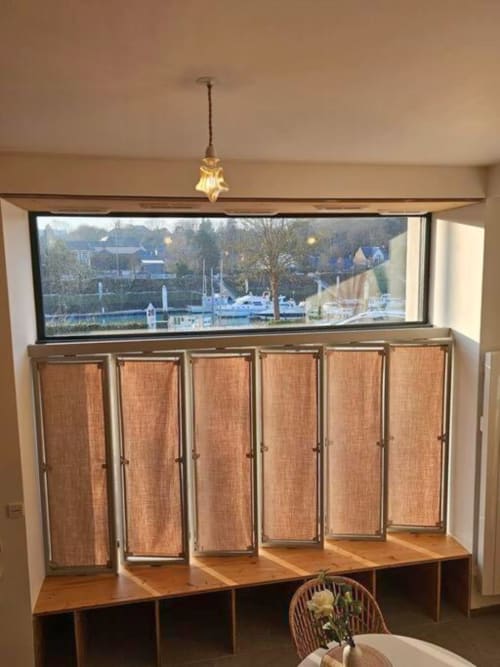 Appartement loft aux Gites Saint Valery En Caux avec vue mer par grandes fenêtres, rangements bois intégrés et