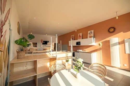 Loft moderne à Saint-Valery-en-Caux avec cuisine ouverte, salle à manger et vue sur mer par grandes baies