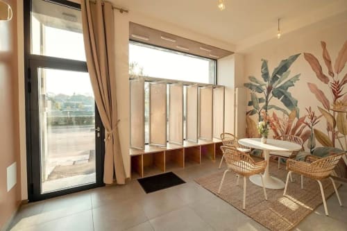 Appartement loft moderne aux Gîtes Saint Valery En Caux avec vue mer, chaises en rotin, espace de travail et décoration botanique