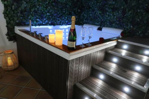 Suite luxueuse avec bain à remous, champagne, bougies et éclairage ambiant aux escaliers - Gîtes Saint Valery En Caux