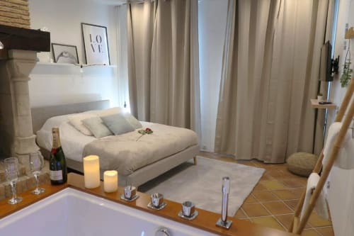 Suite élégante aux Gîtes Saint Valery En Caux avec lit, bain à remous, champagne, bougies et vue sur la ville