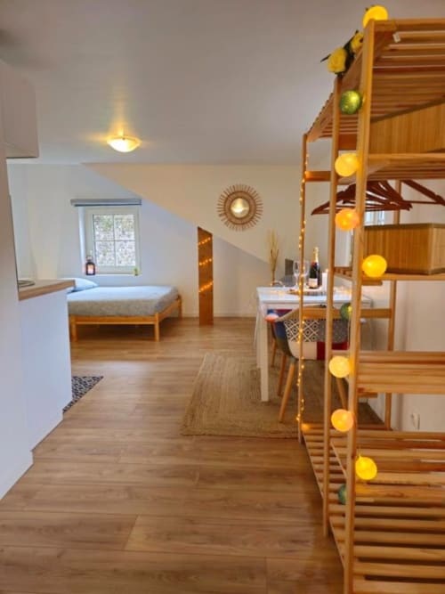Spacieux loft à Gîtes Saint Valery En Caux avec poutres apparentes, coin nuit, espace repas et ficelle jaune
