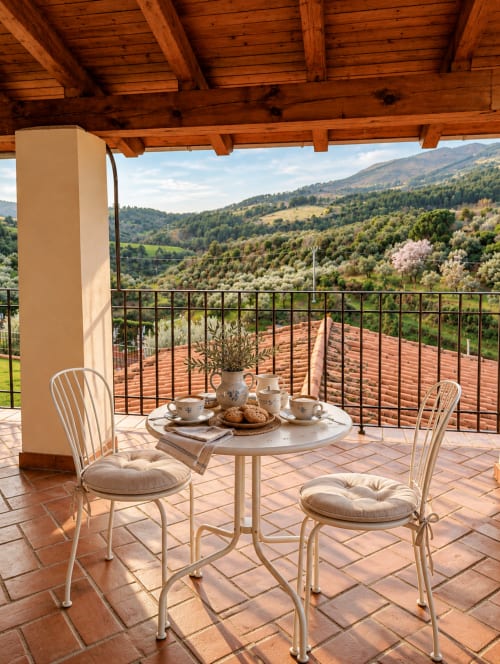 Área de comedor en terraza con vistas a la montaña en El descanso del peregrino, Guadalupe, España