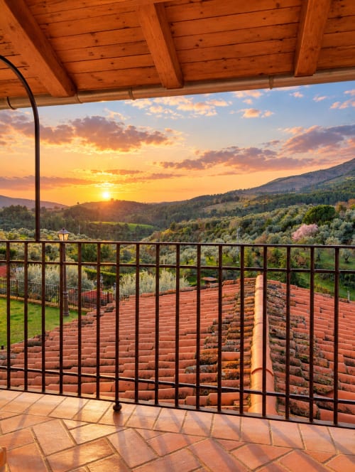 Vista al atardecer desde la Habitación Boutique 1 en El descanso del peregrino, Guadalupe, mostrando campos de terracota y montañas