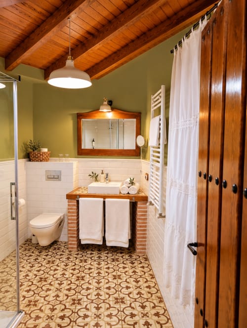 Baño lujoso en El descanso del peregrino en Guadalupe con vigas de madera, paredes aceituna y piso de azulejos decorativos