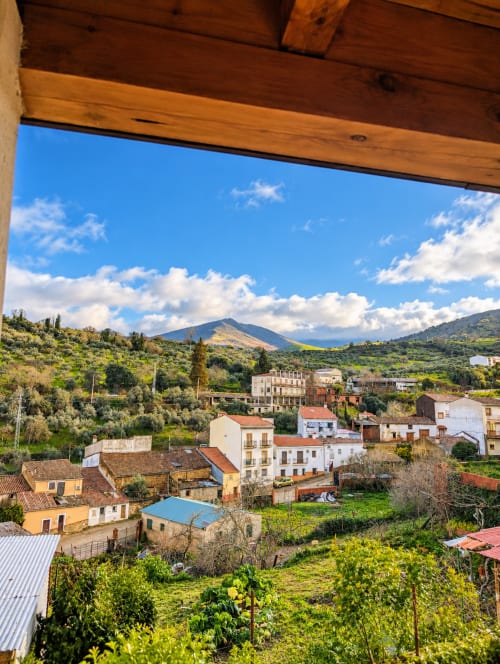 Vista de montaña desde El descanso del peregrino en Guadalupe, Cáceres mostrando el pueblo y el valle verde