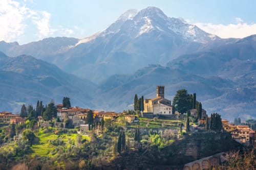 Antico Belvedere B&B nella campagna italiana con montagne innevate e cipressi