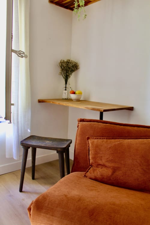 Chambre minimaliste Suite Gracias avec étagère bois, fleurs séchées et literie teinte rouille à l'hôtel de Carcassonne