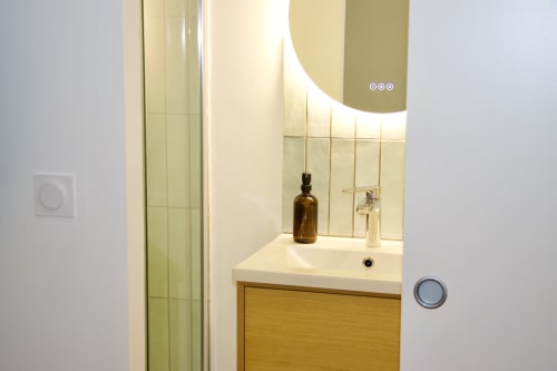 Salle de bain moderne dans la Suite Danke à Mi Casa Es Su Casa, Carcassonne, avec miroir lumineux et meuble-lavabo en bois