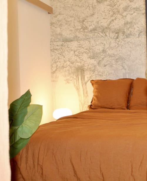 Chambre Cozy Suite Danke de l'hôtel Mi Casa Es Su Casa à Carcassonne avec literie terracotta et papier peint forêt