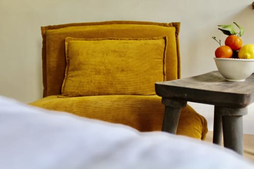 Chambre Suite Choukran à Mi Casa Es Su Casa à Carcassonne avec literie dorée, table de nuit sombre et coupe de fruits frais