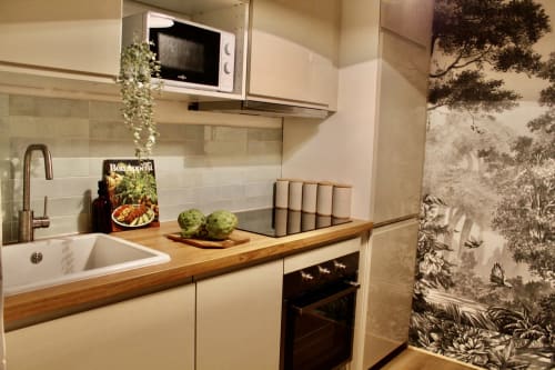 Cuisine moderne de la Suite Choukran à Mi Casa Es Su Casa, hôtel de Carcassonne, avec mobilier crème, plan de travail en bois et
