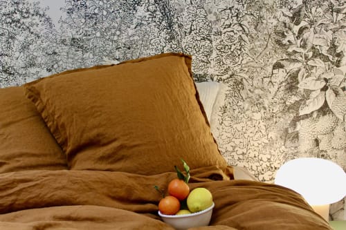 Suite Arigato confortable avec draps dorés, corbeille de fruits frais et papier peint botanique à Mi Casa Es Su Casa, Carcassonne