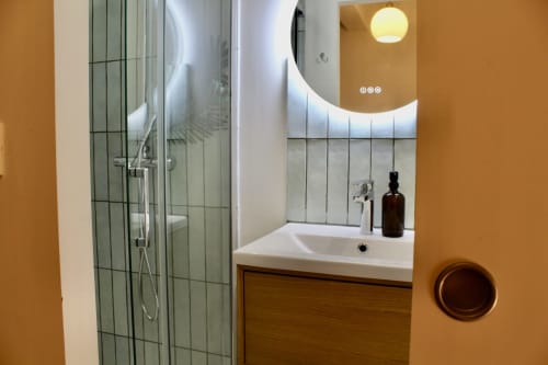 Salle de bain moderne de la Suite Arigato Mi Casa Es Su Casa à Carcassonne avec douche à l'italienne, miroir éclairé et vue sur la ville