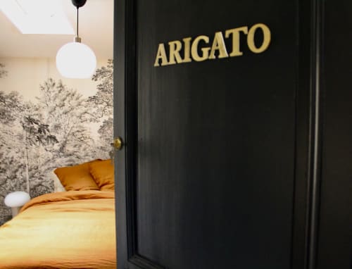 Suite Arigato à Mi Casa Es Su Casa, Carcassonne, avec suspension moderne et papier peint forêt