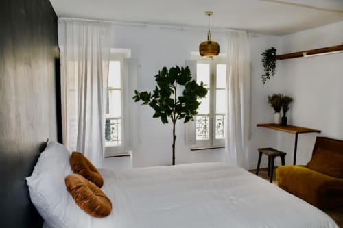 Chambre Suite Moderne avec literie blanche, luminaire or et vue sur la ville à l'hôtel Mi Casa Es Su Casa de Carcassonne