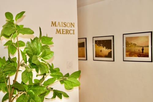 Suite élégante de l'hôtel Mi Casa Es Su Casa à Carcassonne, décorée d'œuvres d'art encadrées et de verdure