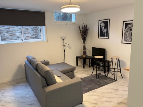 Salon moderne de l'appartement El Jardín aux Casonas de Marengo, Icod de los Vinos, avec canapé gris et style contemporain