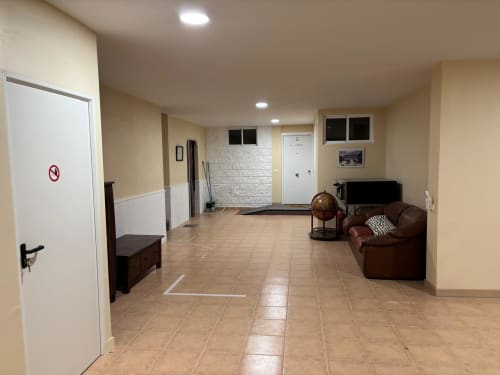 Spacieux salon d'appartement aux Casonas de Marengo avec canapé marron, carrelage et équipements modernes à Icod de los Vinos