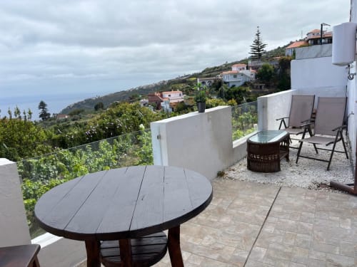 Terraza sea view apartment at Casonas de Marengo, Icod de los Vinos, with dining table and lounge chairs overlooking hillside