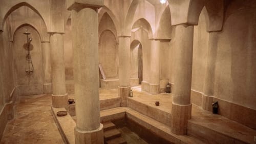 Intérieur du hammam spa de l'hôtel Eucalyptus Ethnic avec arches en pierre, colonnes et design de bain marocain traditionnel à El