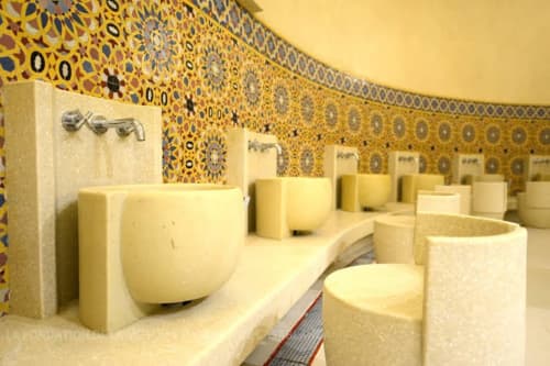 Salle de bain spa de l'Eucalyptus Ethnic Hotel à El Ghazouane avec murs à motifs jaunes et vasques beige clair