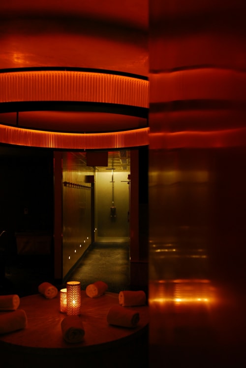 Entrée du spa-hôtel Eucalyptus la nuit, illuminée par un éclairage orangé chaleureux et des lanternes à El Ghazouane