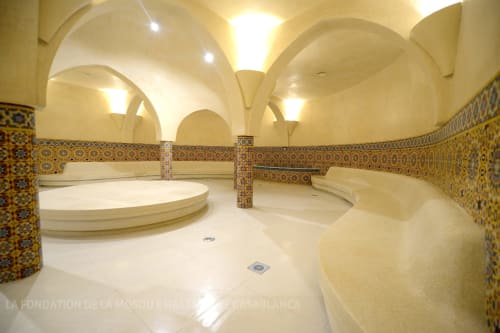 Hammam marocain traditionnel à l'Eucalyptus Ethnic Hotel & Spa d'El Ghazouane avec carrelage zellige et bassins en marbre