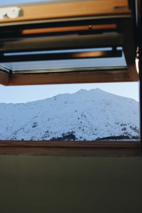 Pico nevado visto desde la ventana del apartamento El Mirador del Susarón en Alojamientos Montaña Leonesa
