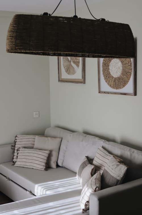 Acogedora habitación en Alojamientos Montaña Leonesa con lámpara colgante tejida, arte botánico enmarcado y decoración con vistas a la montaña