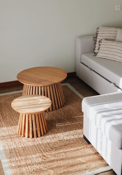 Mesas de madera y sofás blancos en un moderno apartamento de montaña en Alojamientos Montaña Leonesa