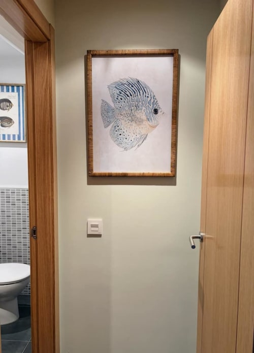 Dibujo detallado a lápiz de un pez tropical con rayas azules en marco de madera, expuesto en el pasillo de la habitación en Alojamientos