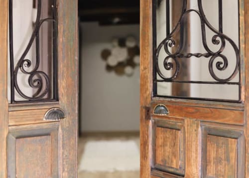 Puertas de madera ornamental con rejas de hierro forjado decorativo en La Casina de Isoba, Alojamientos Montaña Leonesa