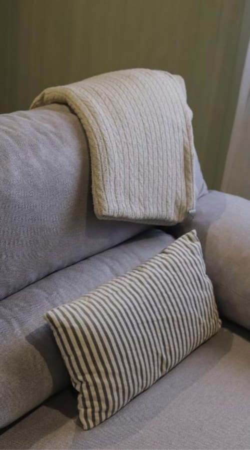 Cojines beige acanalados en silla tapizada de Alojamientos Montaña Leonesa, Cofiñal