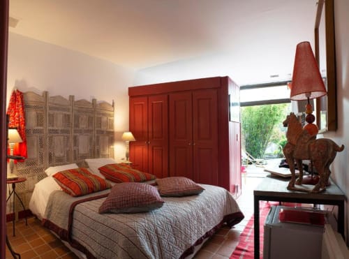 Chambre Double Supérieure au Clos des Amandiers, Simiane-la-Rotonde : armoire rouge et literie rayée