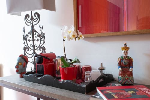 Décor éclectique dans la Chambre Double Supérieure du Le Clos des Amandiers, avec camion vintage rouge, lampe ornementale, orchidées et