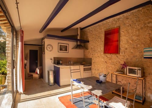 Appartement Bleuet au Clos des Amandiers, Simiane-la-Rotonde : murs en liège, kitchenette, coin repas, poutres apparentes