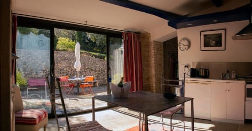 Suite Bleuet au Clos des Amandiers, Simiane-la-Rotonde : salon ouvert avec cuisine, table à manger et accès à la terrasse