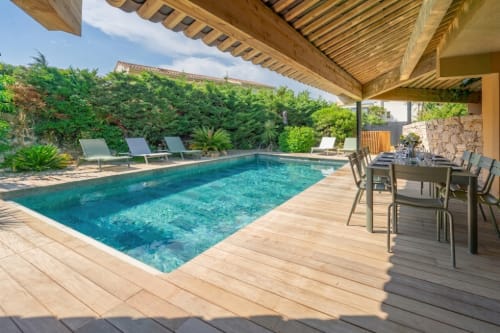 Villa Solviou au Lord Resort à Six-Fours-les-Plages avec piscine étincelante, terrasse en bois, salon et transats