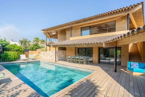 Villa Solviou au Lord Resort à Six-Fours-les-Plages avec piscine à débordement, terrasse en bois et balcon moderne