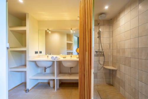 Salle de bains moderne à la Villa Solviou, Lord Resort avec lavabos doubles, douche et détail de cloison en bois