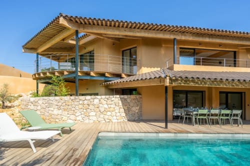 Villa Solviou au Lord Resort à Six-Fours-les-Plages : piscine chauffée, terrasse en bois, murs en pierre et vue mer.
