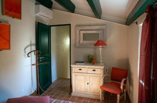Studio Tournesol au Clos des Amandiers, Simiane-la-Rotonde : mobilier rustique et plafond aux poutres vertes