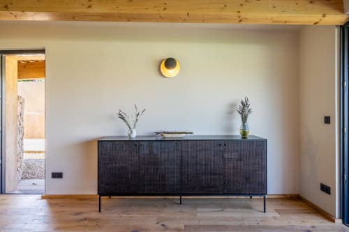 Salon moderne de la villa Lord Resort avec buffet noir, plafond en bois et vue mer à Six-Fours-les-Plages